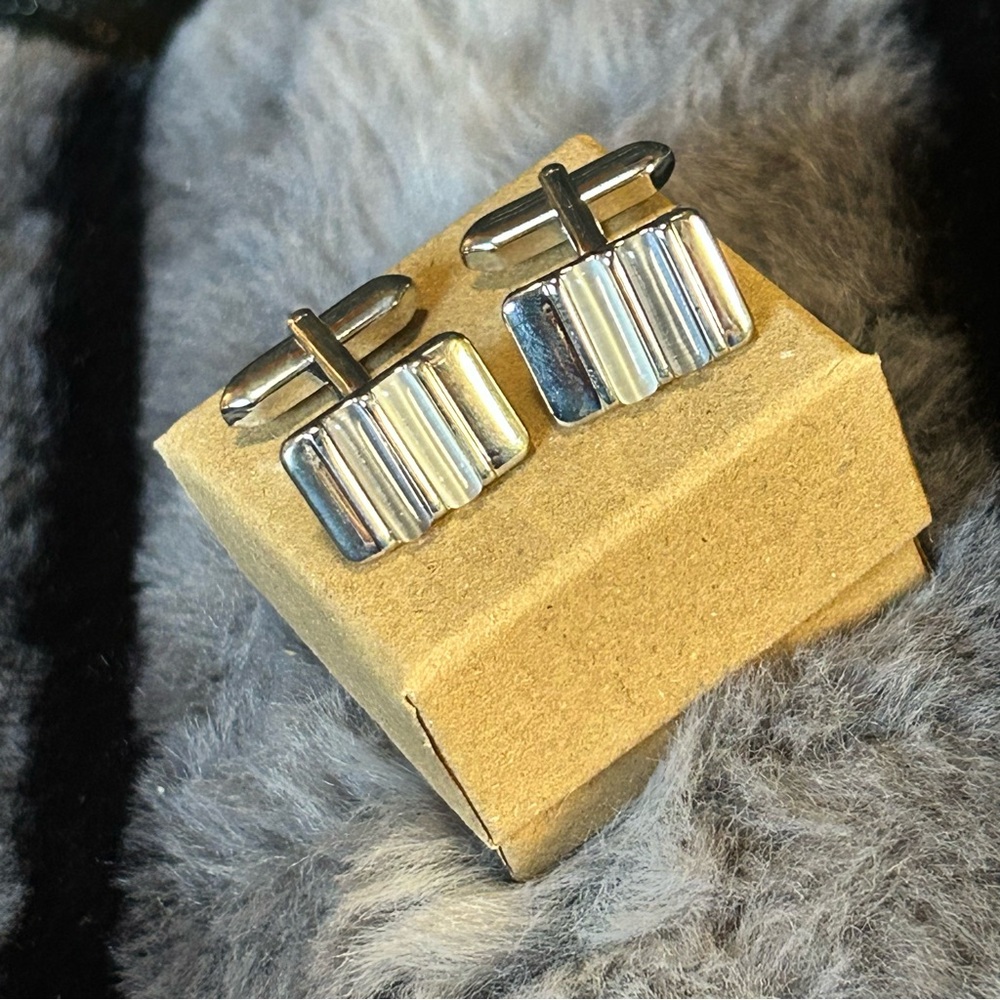 Modern gentleman’s cat eye glass bar tilt style cuff links
